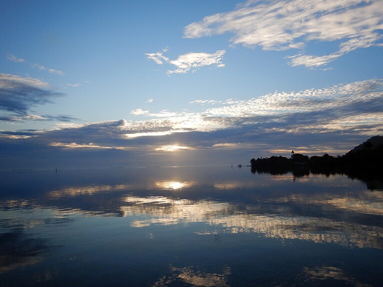 ヒティ・モアナで迎えたサンセット。穏やかな海面に夕暮れの雲の模様が映し出される。