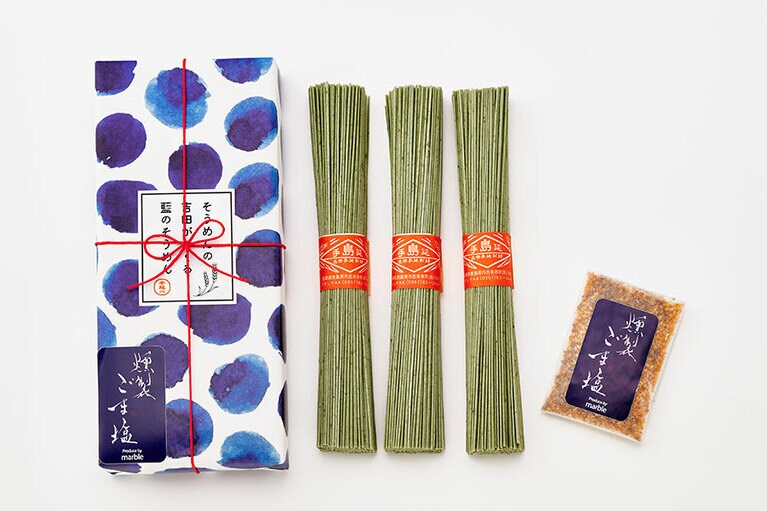 吉田食品手延工場「そうめんの吉田がつくる藍のそうめん 燻製ごま塩セット」(243g) 1,500円／長崎県