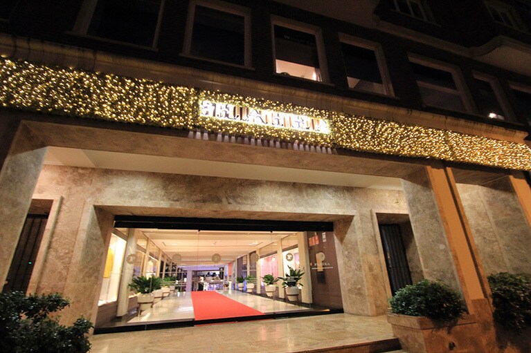 「プラテア」はビルの入口も華やか。昼間は野菜や果物を販売するショップもオープンする。