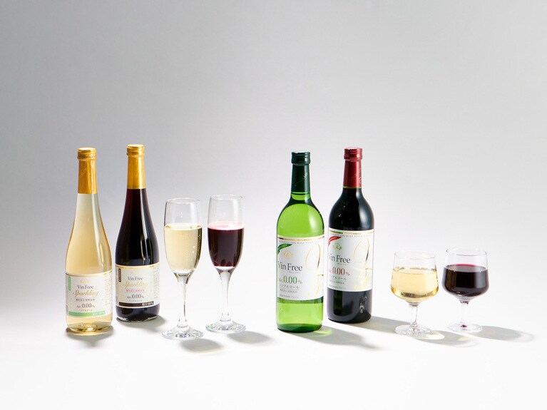ヴァンフリー。左から:スパークリング 白・赤 842円(各500ml)、ヴァンフリー 白・赤 1,080円(各720ml)。