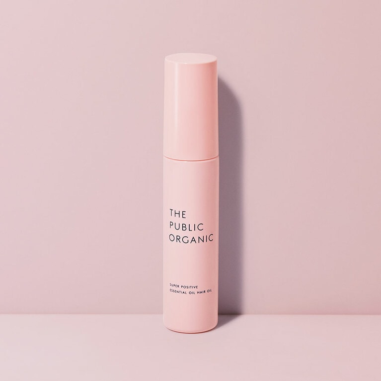 スーパーポジティブには、ククイナッツオイルとマルラオイルを配合。からみやすく傷んだ髪を、自然な動きもあるセミウエットスタイルに仕上げる。香りはフランキンセンス精油とイランイラン精油のフローラルウッディ。ザ パブリック オーガニック スーパーポジティブ ダメージリペア 精油ヘアオイル 60mL 1,760円／カラーズ