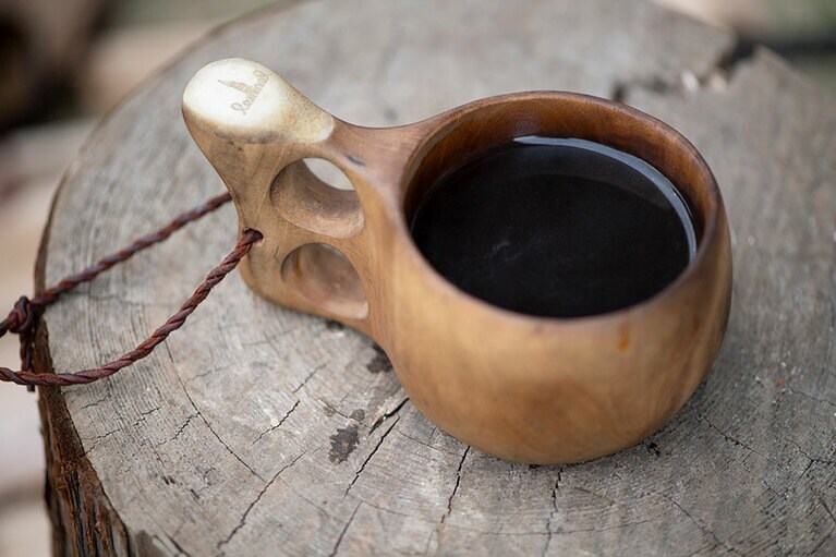 ククサカップで味わう煮出しコーヒーは格別のおいしさ。レンメルコーヒー 鹿角付きククサ 13,200円／UPI