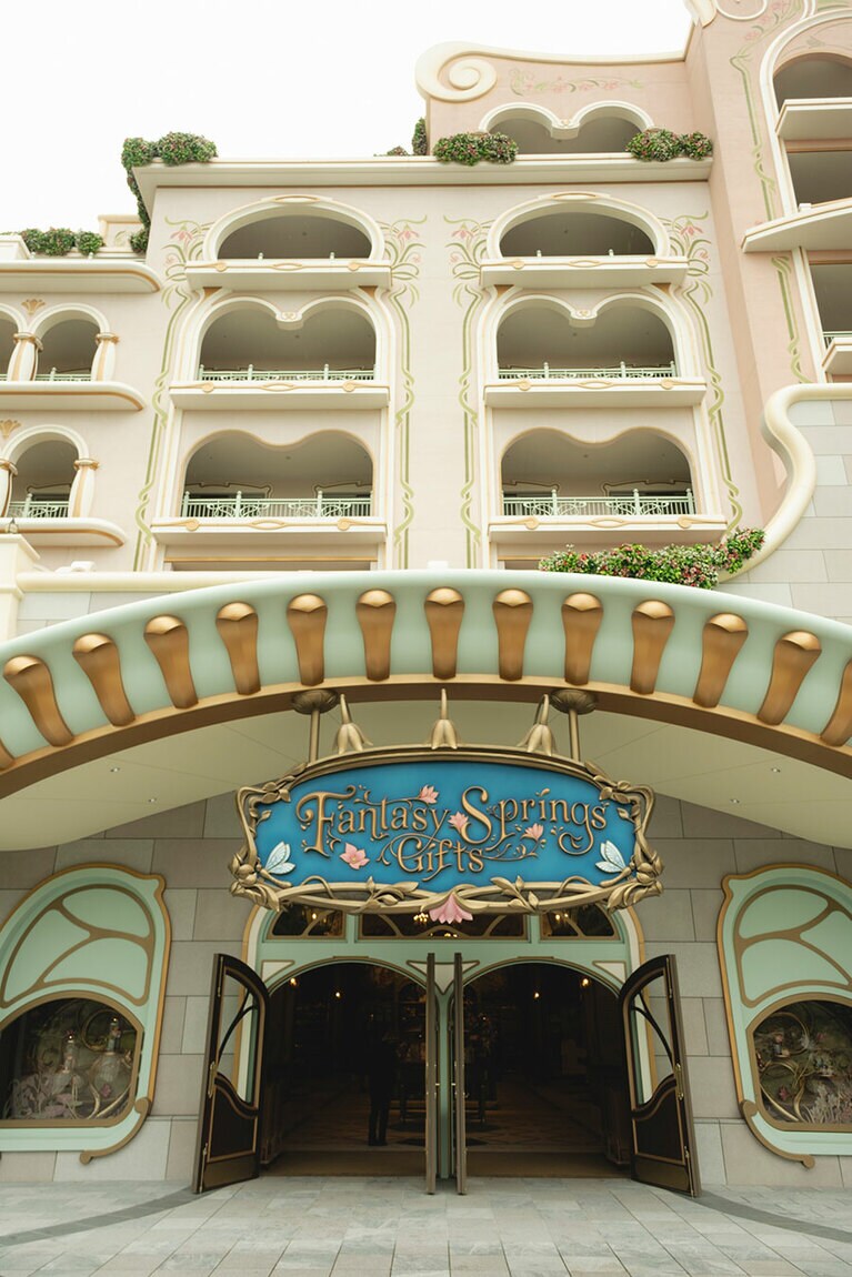 ファンタジースプリングス・ギフトには魅力的なグッズが並ぶ。