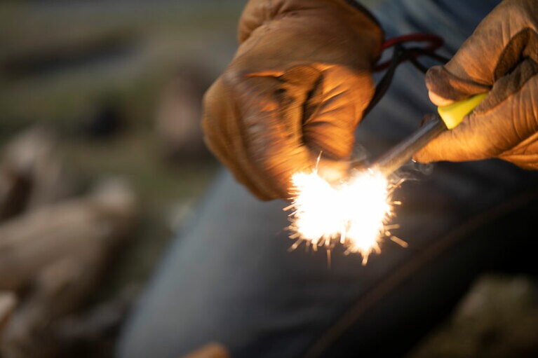 勢いよく擦ると、摩擦で火花が上がる。