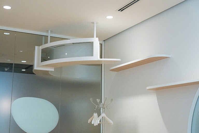 隣の会議室まで続いている。