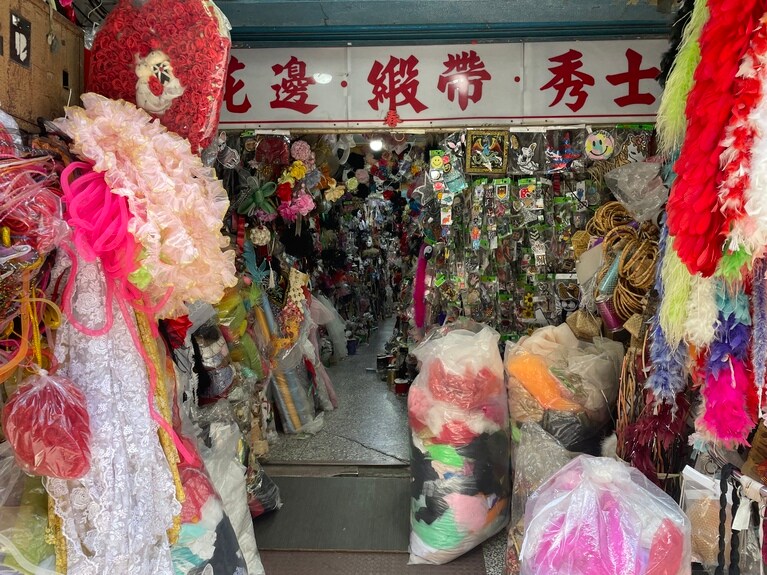 衣装に付けるようなパーツも販売しているので、台湾のスタイリストさんたちも時々訪れているようです。