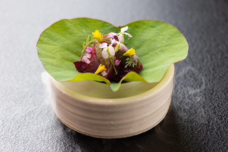 ある料理のモチーフは、蓮の葉に迷い込んだカツオ。ストーリーを想像しながら食べればいっそう美味しく。