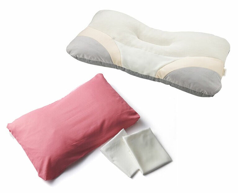 上：newmine 肌にやさしいまくら(粒わた・パイプ) 16,000円／newmine (ニューミン) 下：newmine ピローケース「クリーンタッチ」3,500円、「モイスチャータッチ」8,500円／newmine (ニューミン)