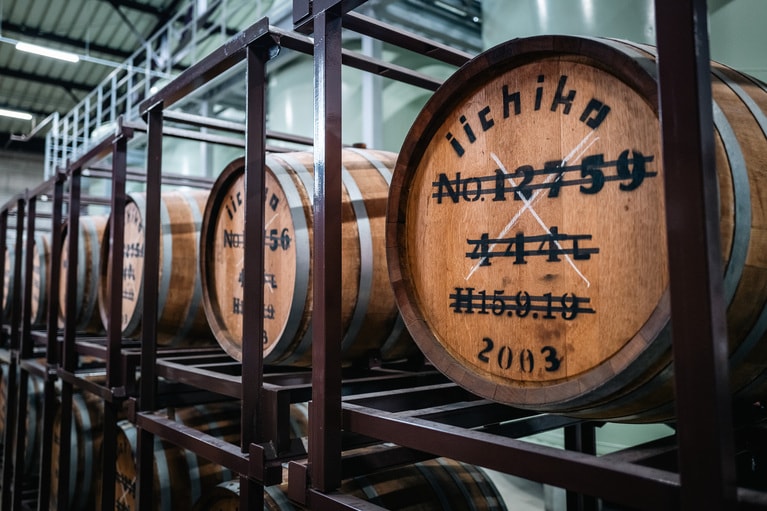 貯蔵棟の様子。樽で熟成を行うことでより深みのある味わいになる。