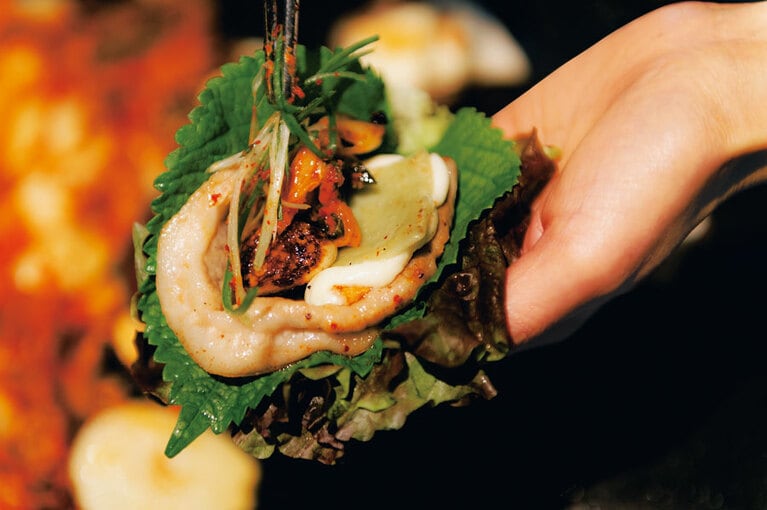 基本のバラ肉と餅、チーズがセットになった「ロース三合」が人気。2人分セット W41,000。