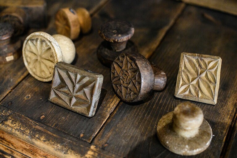 餅の表面に押す型 W28,000～。