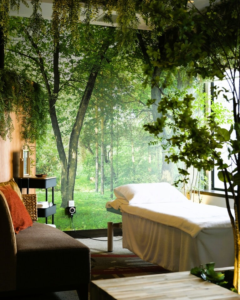 2024年、南館最上階の34階に誕生した「THE SKY SALON」。深いリラクセーションへといざなう「アロマトリートメント」（13,200円～）のほか、疲労回復を促す「ボディケア」（8,800円～）、「ストレッチ」（9,600円～）などのメニューを用意。