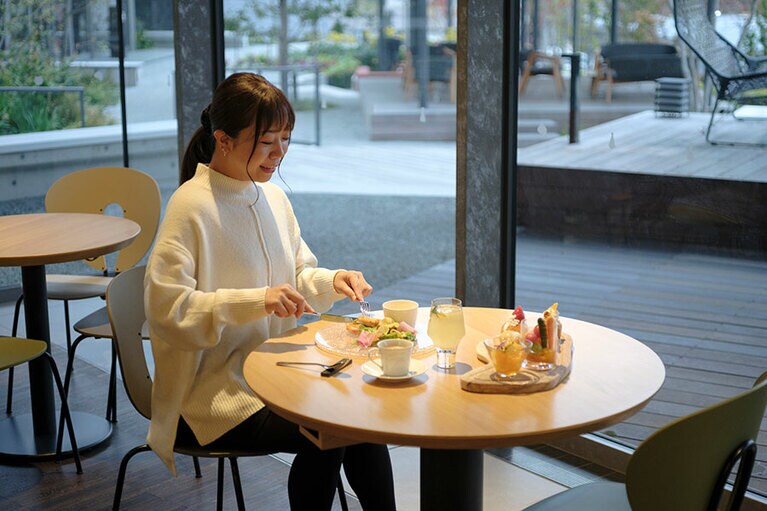 窓際席では、自然豊富なみやぐりんや、電車を眺めながら朝食を楽しめます。
