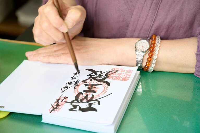 お堂を巡って御朱印をもらうのをお忘れなく。「星野リゾート　ロテルド比叡」オリジナルの御朱印帳なら、さらに旅の思い出に。