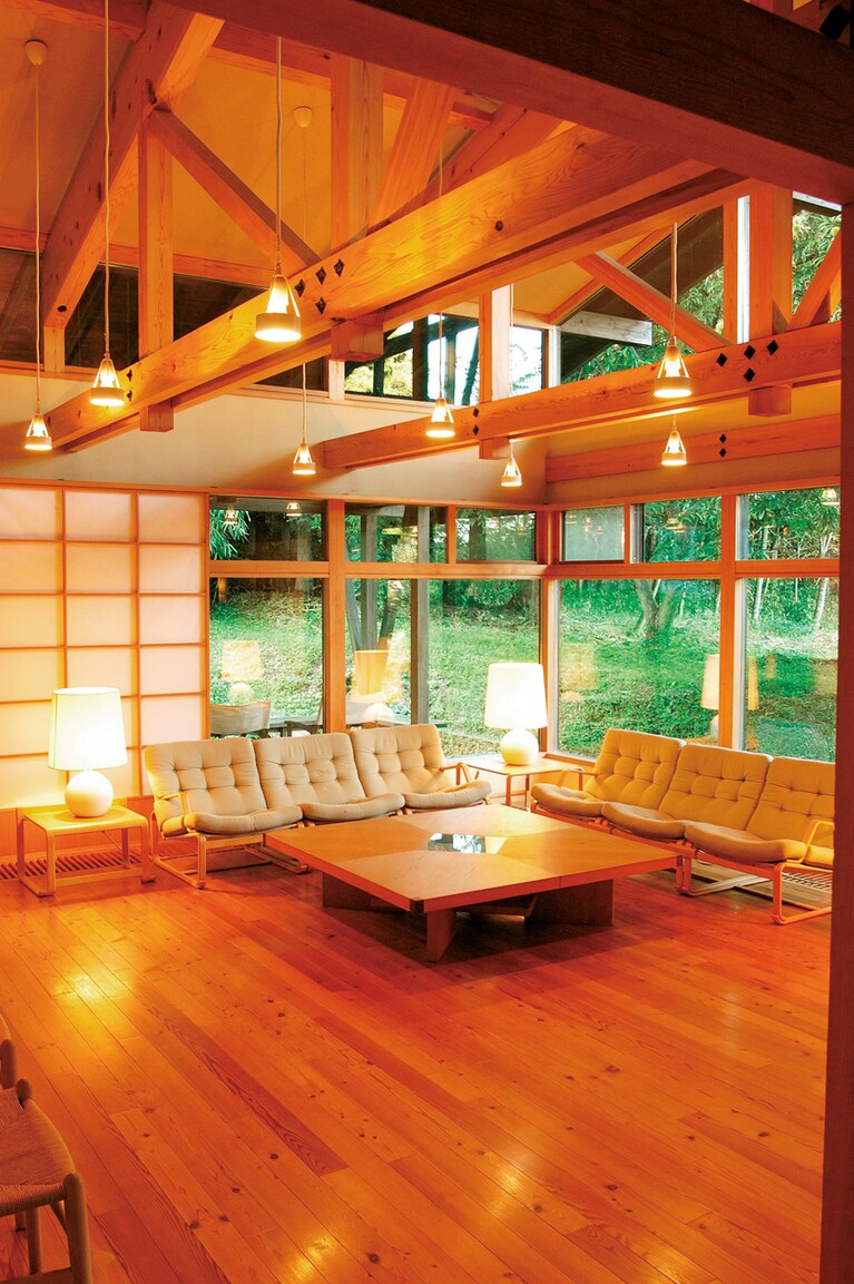 【山ふところの宿 みやま 別館】天井が高く、開放感溢れる吹き抜けのラウンジも心地いい。