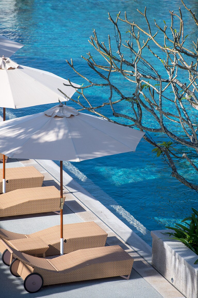 プールサイドで心穏やかなひとときを。