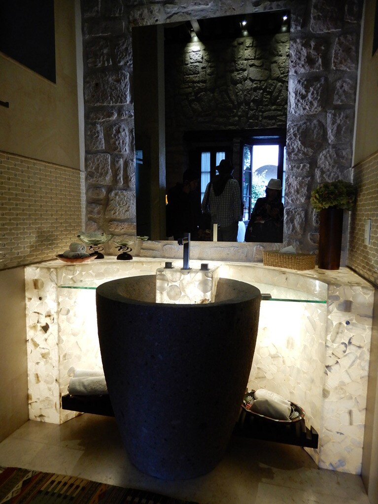 石や木材の歴史を感じる重厚さの中に、モダンなデザインのモチーフがアクセントとなっている。