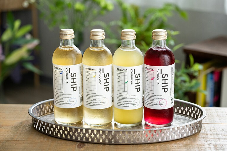 アソートセット（4種類×各1本）オリジナルBOX付 3,915円（送料込）。単品の場合、左から：「_SHIP ORIGINAL（オリジナル）」、「_SHIP YUZU（ユズ）」、「_SHIP SHISO（シソ）」、「_SHIP KUWA（クワ）」各600円。