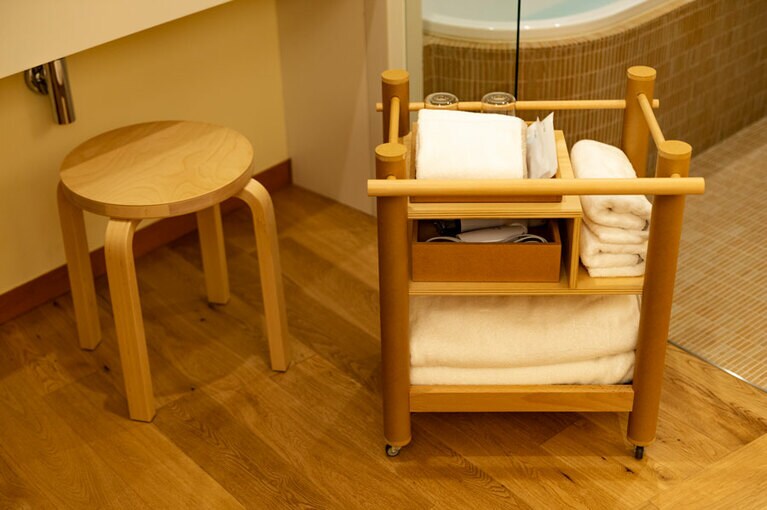 タオルなどを収納するミニ台車も坂氏による。ずっとコロコロしていたくなるかわいさ。