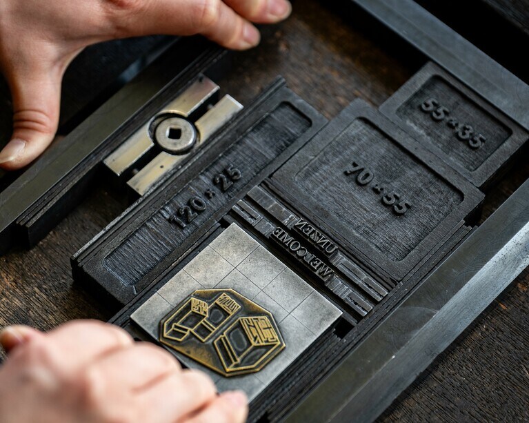 好きな文字を選んで年代物の印刷機で自分だけのオリジナルカードを制作。