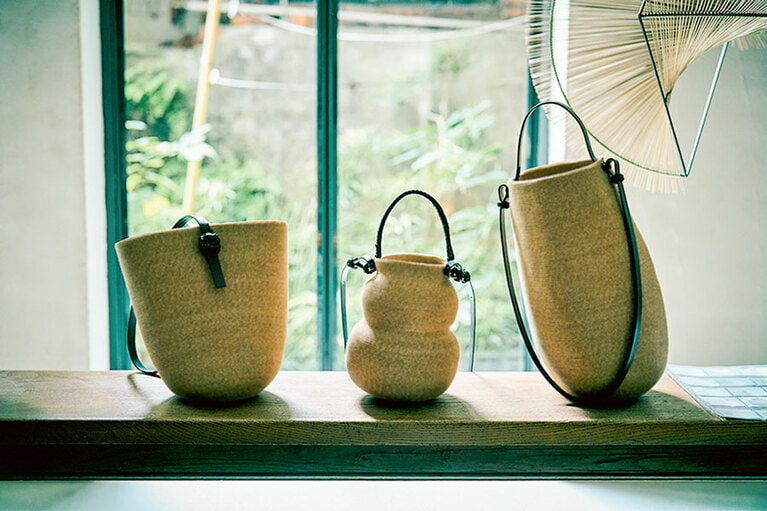 イグサのバッグ。右から8,600元、9,500元、7,600元。80年以上の歴史を持つ帽子工場と協力し、昔ながらの製法でつくっている。