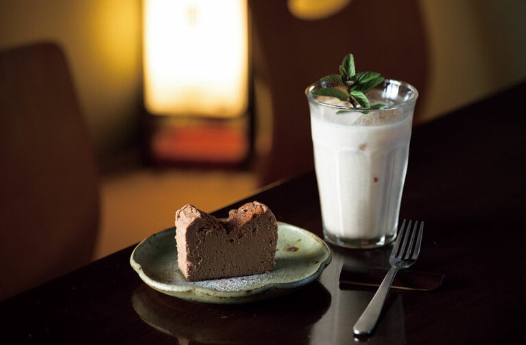 グルテンフリーの「チョコレートチーズケーキ」600円、「アイスカカオチャイ」630円。