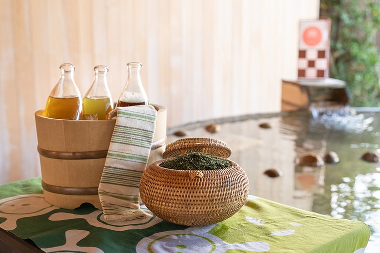 入浴前後にもお茶を。大浴場の露天風呂には茶葉を籠に詰めた “お茶玉” が浮かぶ。