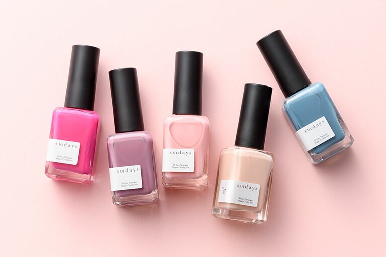 ネイルポリッシュ 左から：No.12フウシャピンク、No.26モーヴ、No.49ローズクォーツ、 No.7ウォームヌード、No.33ティールブルー 14mL 2,500円(2月下旬発売予定)／サハラ・インターナショナルグループ