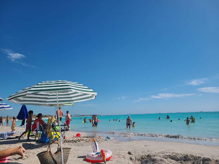 シチリア島やサルデーニャ島など南の地域では、9月後半まで海に入って楽しむ人が多い。海が大好きなイタリア人、海に対する姿勢が違います。