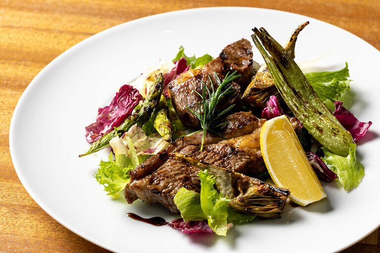 ラツィオ州「アバッキオ アッラ スコッタディート ～仔羊のグリル 季節野菜～」4,180円(税込・サ別)。