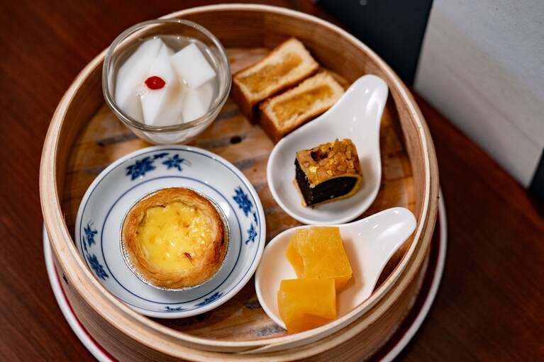 3種の中華菓子と2種の冷たいデザート。