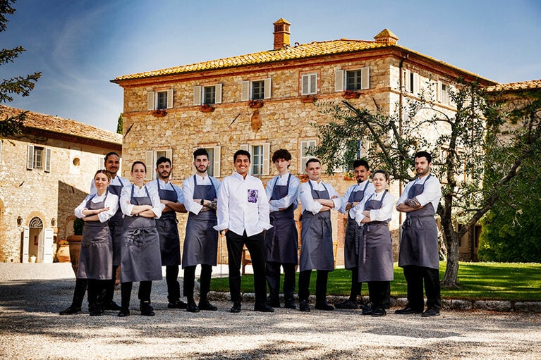 新進気鋭のシェフ、フアン・カミロ・キンテーロ氏とスタッフ。食部門は世界的スターシェフのエンリコ・バルトリーニ氏も監修。