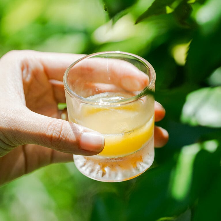 サウナの前後はオリジナルドリンクを。シェフお手製のゆずジンジャー。／Satologue.［東京／奥多摩］