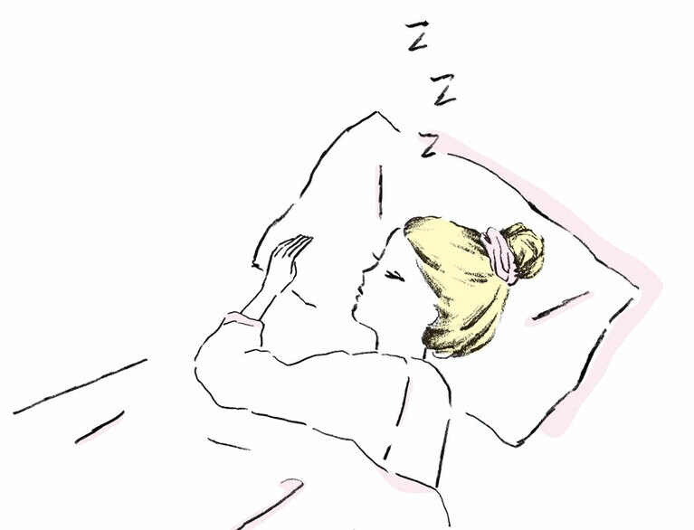 ロングヘアの人は眠る前にゆるくまとめてダメージ防止。