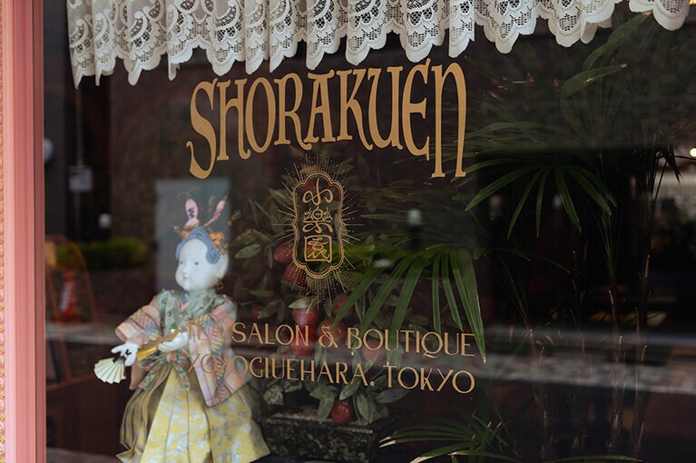 小楽園のウィンドウ。からくり人形がお出迎え。