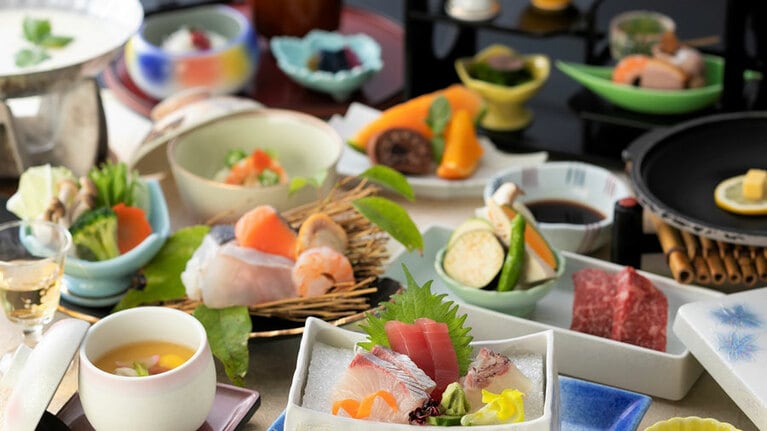 新鮮な魚介の旨みが最高な夕食の会席。