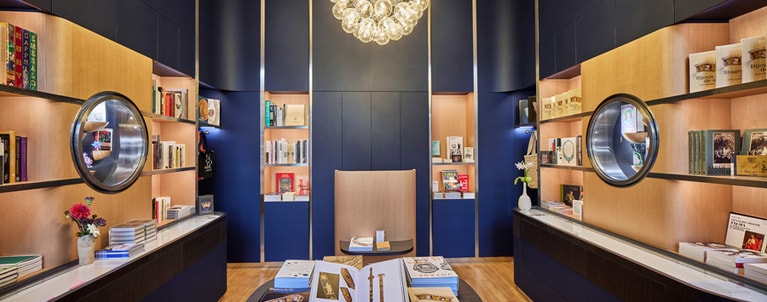 ブルーの壁が印象的なブックショップ。ジュエリーの書籍に特化している。