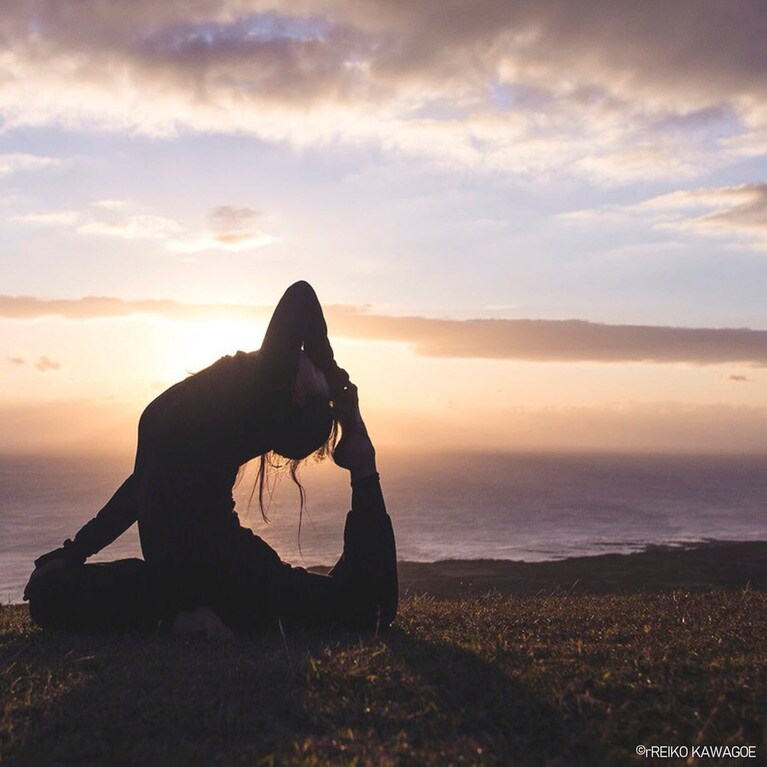 #朝ヨガでグッドモーニング／2020年に日本初の「ヨガの聖地」に認定された西之表市では、「ヨガの聖地　種子島ヨガ基本講座」などのプログラムや「ヨガの聖地めぐりツアー」などを実施。ヨガの聖地でヨガの動きや呼吸法を体験し、心も体も整えて体温アップを。朝日を浴びながらのヨガもおすすめ。