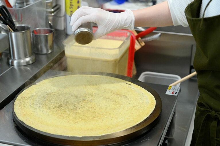 茶葉をぱらり。香りが立つ！