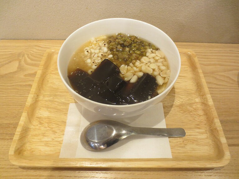 「豆花」800円。冷、温、4種類のトッピング、シロップが選べる。写真のトッピングは、ハトムギ、緑豆、ピーナッツ、仙草ゼリー。きび砂糖のシロップ。