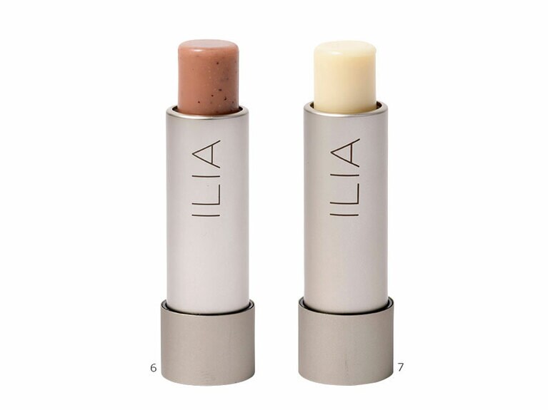 左：火山岩パウダーで角質オフ。夜用リップバーム 26ドル。 右：なめらかな使用感の昼用リップバーム 26ドル。