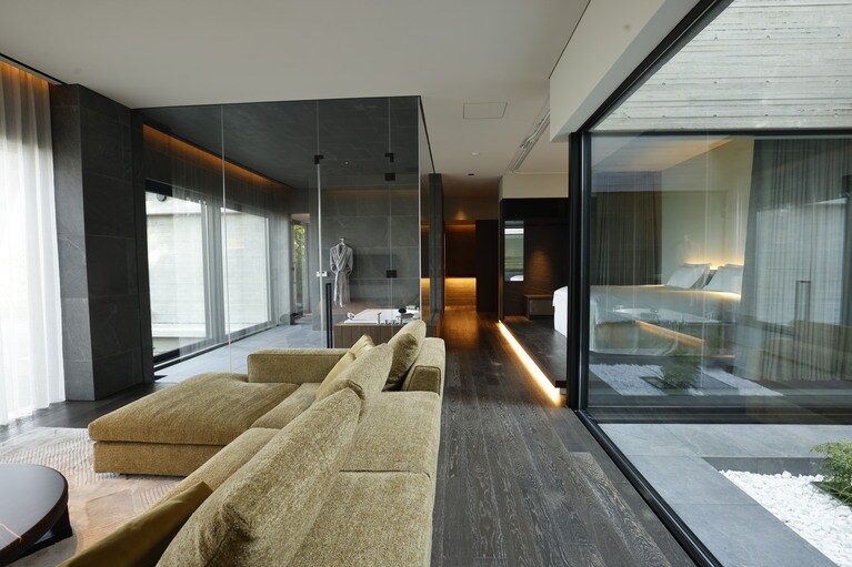 「ウェルネス棟」のスイート客室例。いずれの部屋も、光庭を含む100平米を超える客室面積を持ち、リビングルームとベッドルームがひと続きになった造り。