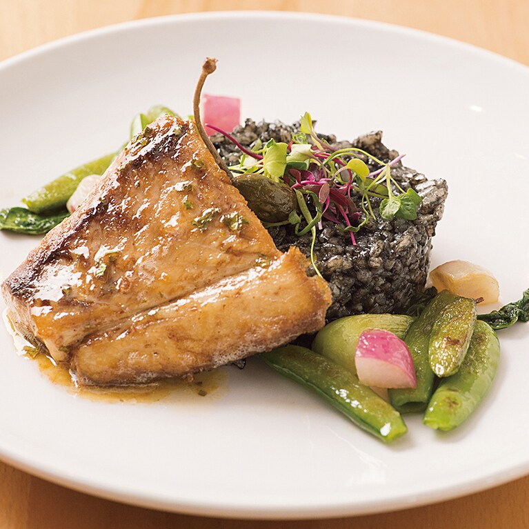 白身魚「モンチョン」のソテーとイカスミのリゾット(時価)。その日とれたばかりの新鮮な魚をテーブルへ。