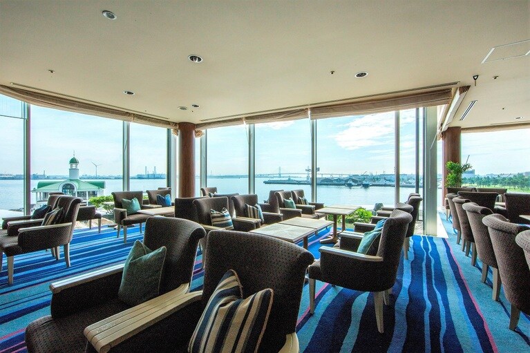 ホテルの外観を象ったスタンドで供される、ほかにはない極上のいちごとチョコレートのアフタヌーンティーを、横浜の海が一望できるラウンジ＆バー「マリンブルー」で味わって。