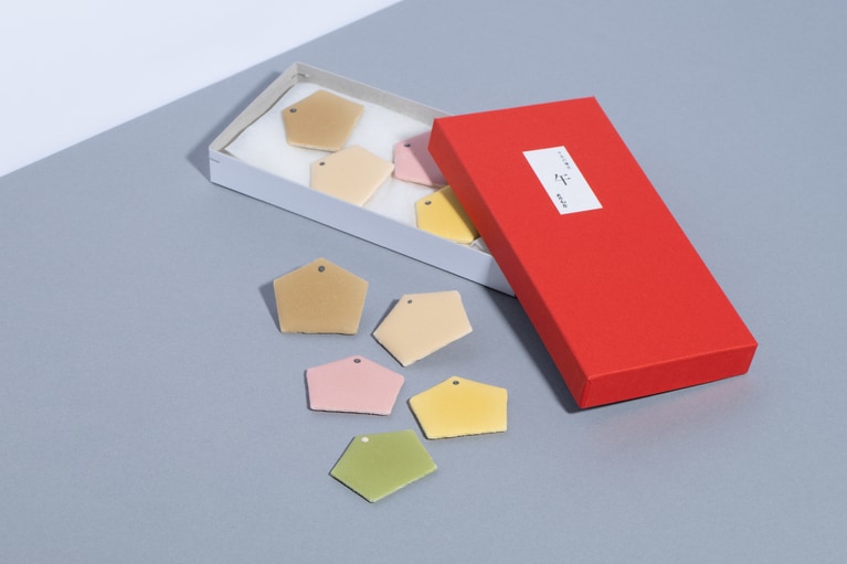 「干支の薄氷「午」（10枚入）」1,620円。