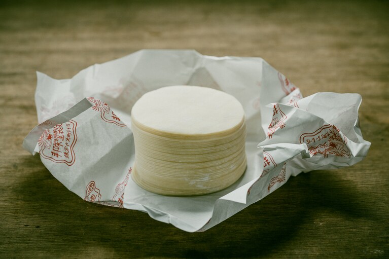 「餃子の皮 小」550円。日持ちは冷蔵で4～5日、冷凍で1～2カ月。