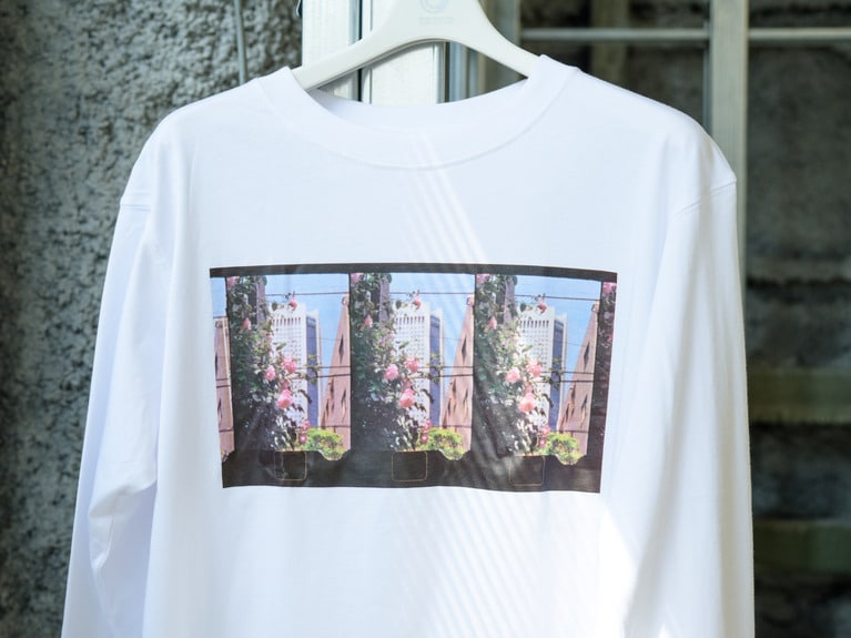 「TOKYO SEQUENCE」長袖フォトTシャツ　2,490円／コンビニエンスウェア