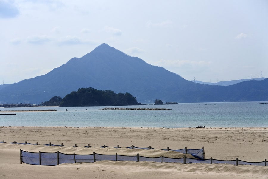 “若狭富士”と呼ばれる青葉山が美しい若狭和田ビーチ。