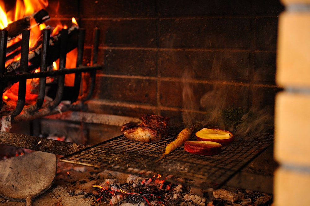 熾火を使って肉、野菜を焼く。野菜は軽井沢と周辺の生産者から。