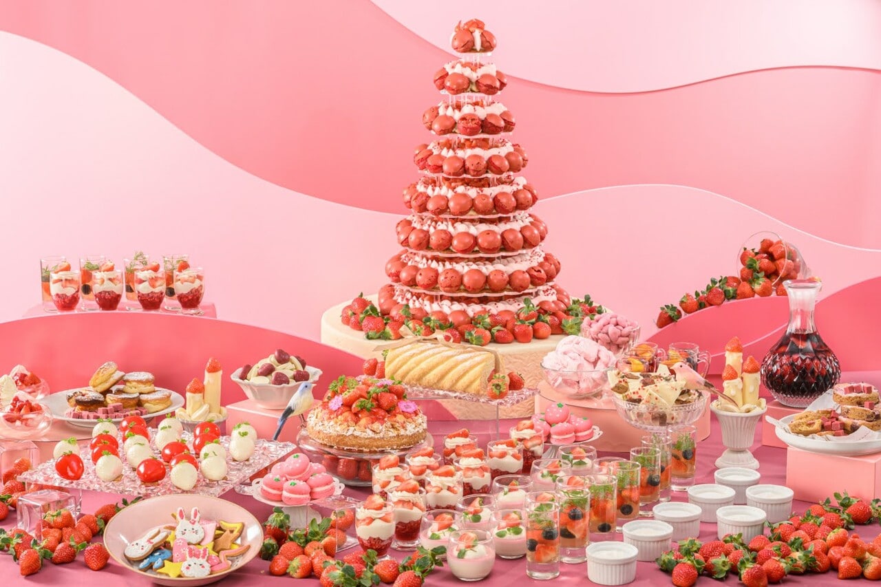 「至福のいちごスイーツビュッフェ～アシェット・デセールの赤と白の魔法～」のディナーの一例。1名ランチ・ディナー各6,300円（税サ込）。提供期間／提供中～2026年3月31日（2月13日～2月21日ランチまで休）